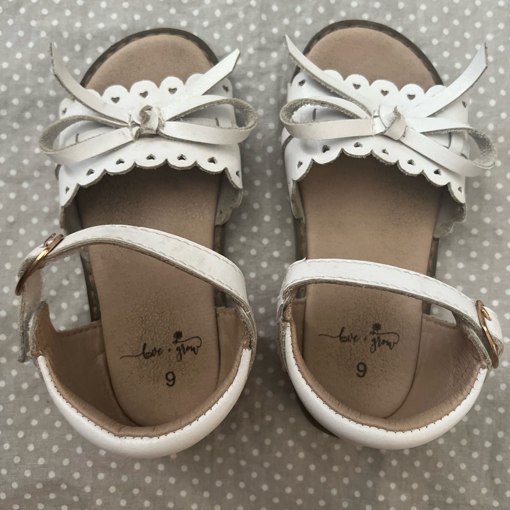 Love and Grow White Bow Sandals EUC